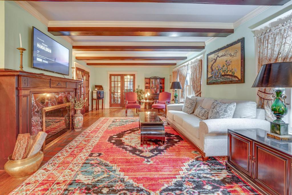 un soggiorno con divano e camino di Spacious Jamestown Home Near Natl Comedy Center! a Jamestown
