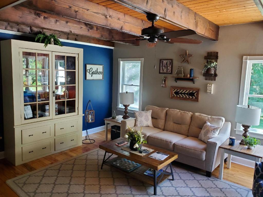 Area soggiorno di Paper Mill Pines Bed and Breakfast