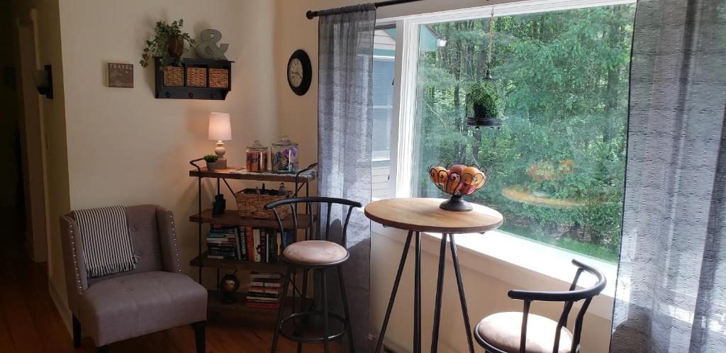 Area soggiorno di Paper Mill Pines Bed and Breakfast