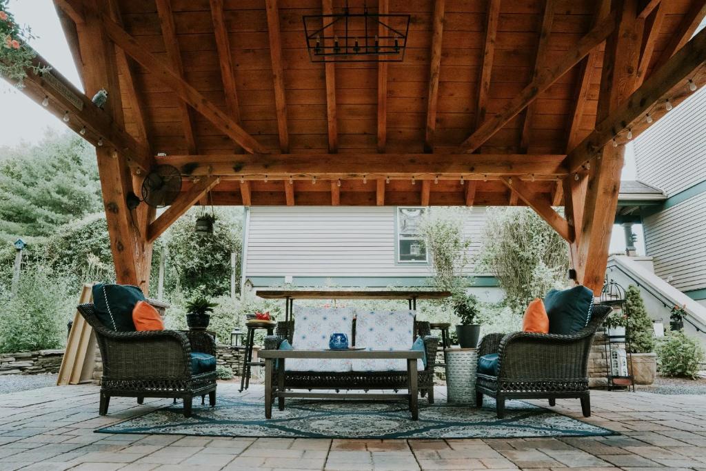 Area soggiorno di Paper Mill Pines Bed and Breakfast