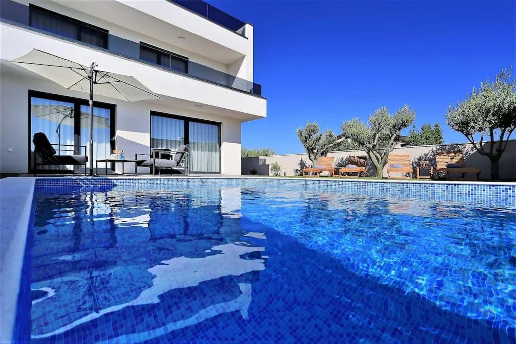 Πισίνα στο ή κοντά στο Villa Lela - Heated Pool, Sauna, BBQ, Activities