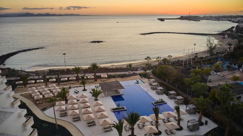 una vista aerea di un resort con piscina e spiaggia di Dreams Lanzarote Playa Dorada Resort & Spa a Playa Blanca