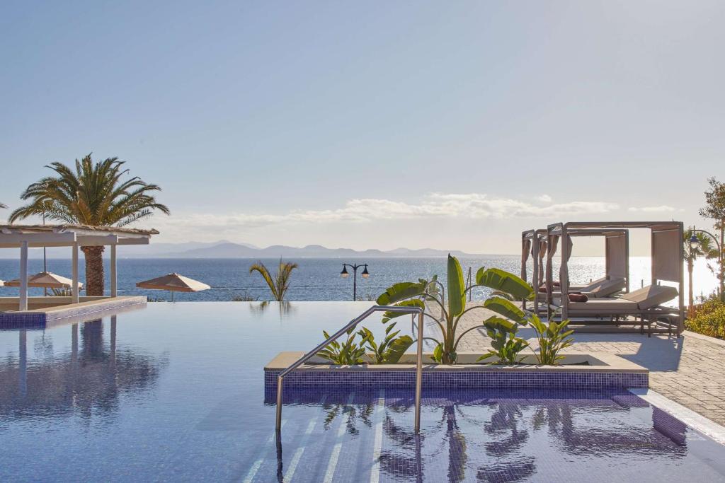 Bazén v ubytování Dreams Lanzarote Playa Dorada Resort & Spa nebo v jeho okolí