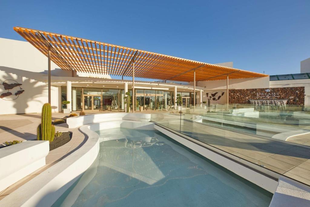 Bazén v ubytování Dreams Lanzarote Playa Dorada Resort & Spa nebo v jeho okolí