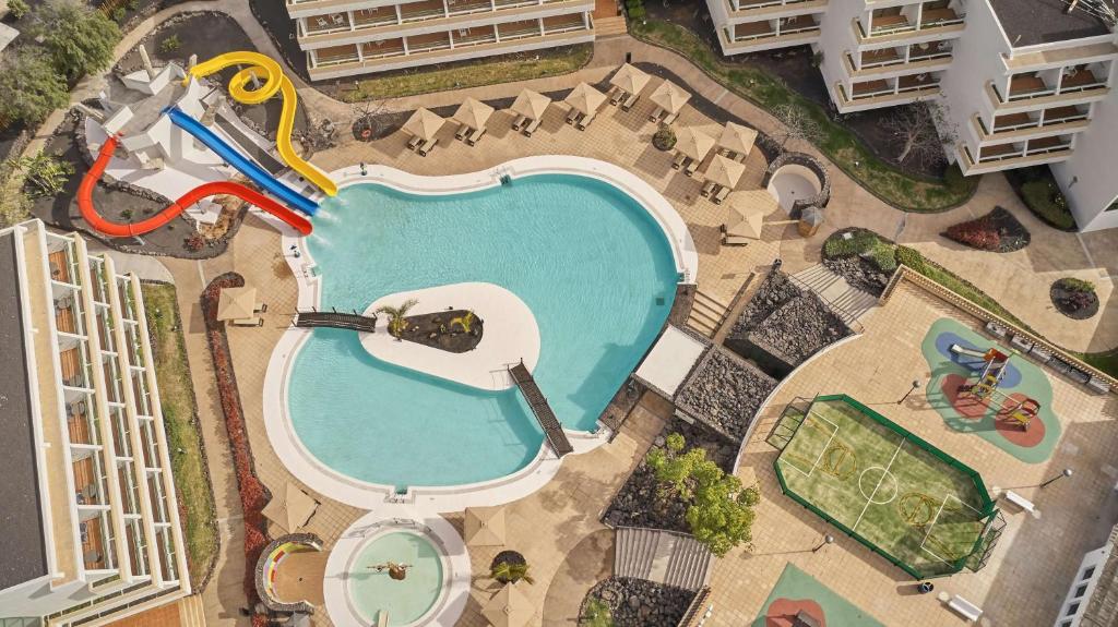 Bazén v ubytování Dreams Lanzarote Playa Dorada Resort & Spa nebo v jeho okolí