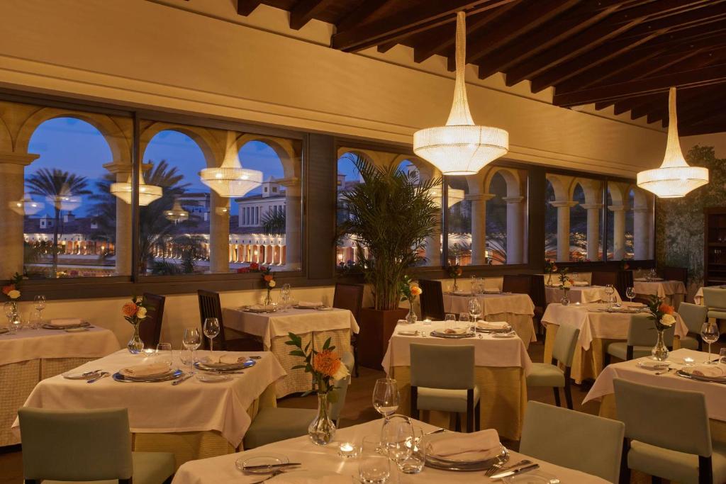 Restaurant ou autre lieu de restauration dans l'établissement Secrets Bahía Real Resort & Spa Adults only