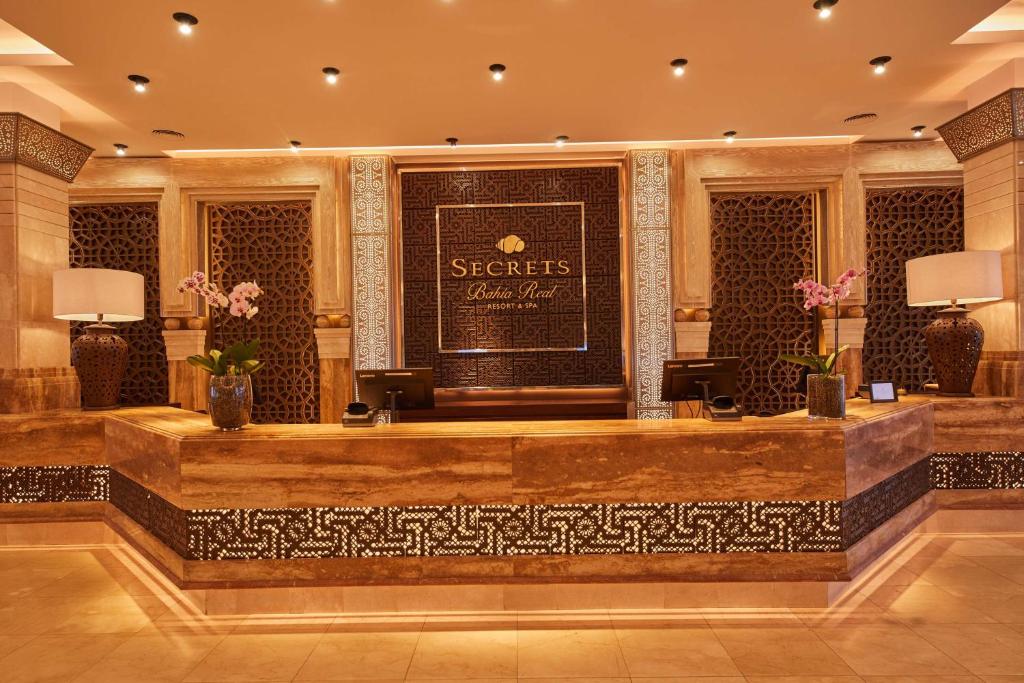Hall ou réception de l'établissement Secrets Bahía Real Resort & Spa Adults only