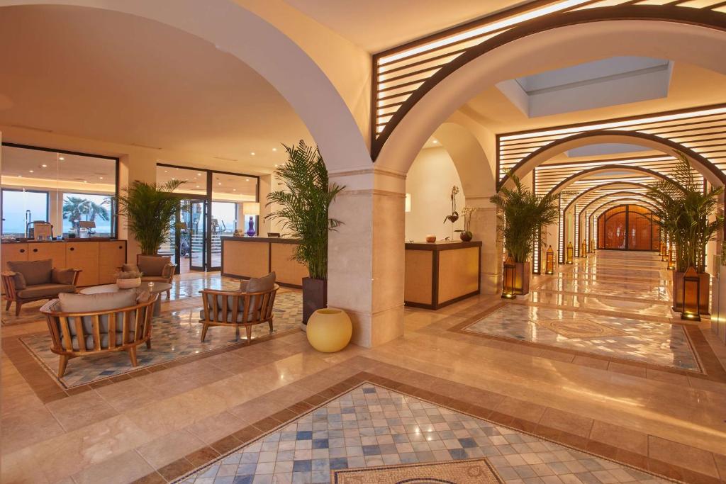 Coin salon dans l'établissement Secrets Bahía Real Resort & Spa Adults only