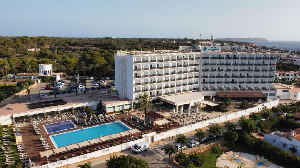 Bazén v ubytování Alua Illa de Menorca nebo v jeho okolí
