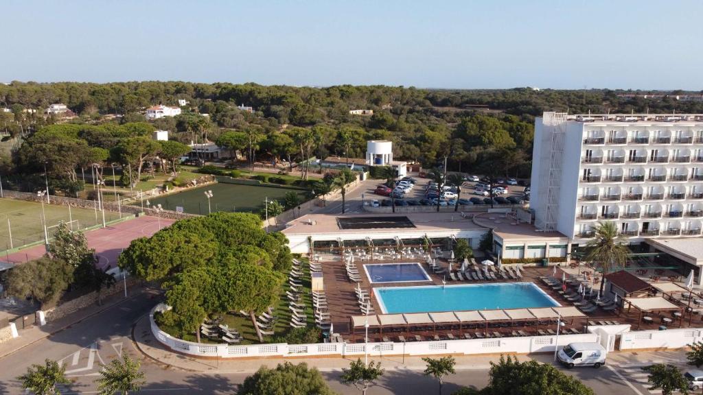 Bazén v ubytování Alua Illa de Menorca nebo v jeho okolí