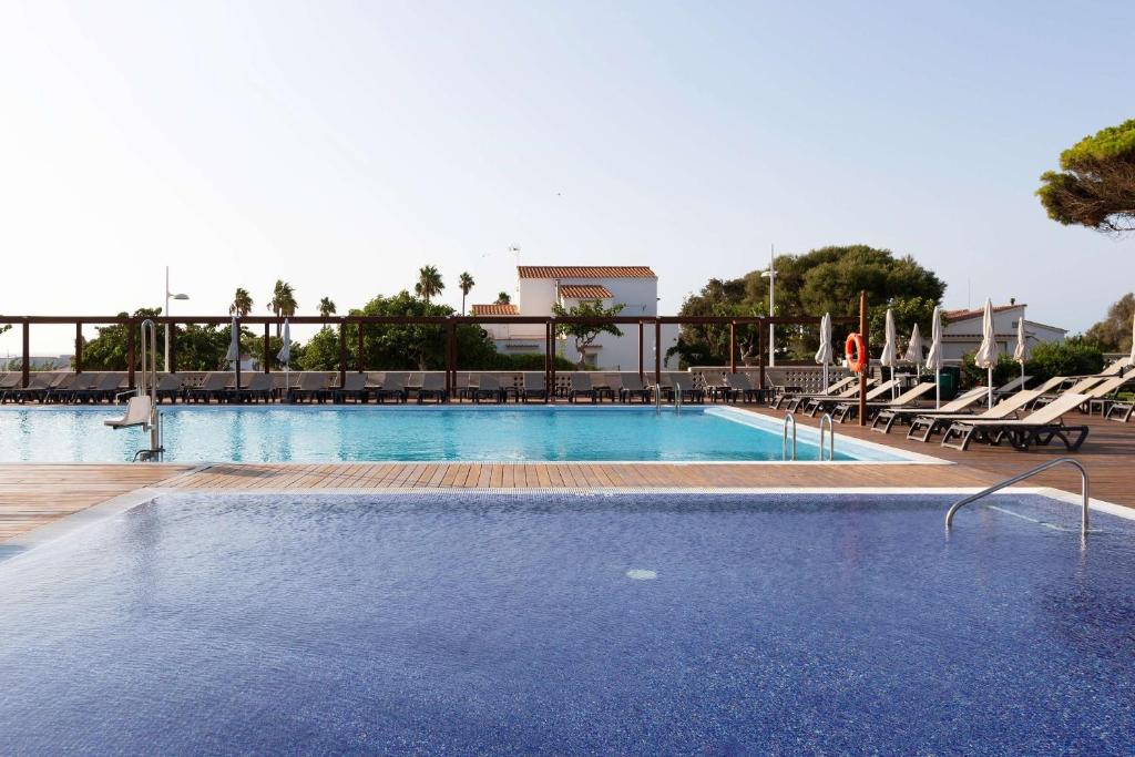 Bazén v ubytování Alua Illa de Menorca nebo v jeho okolí