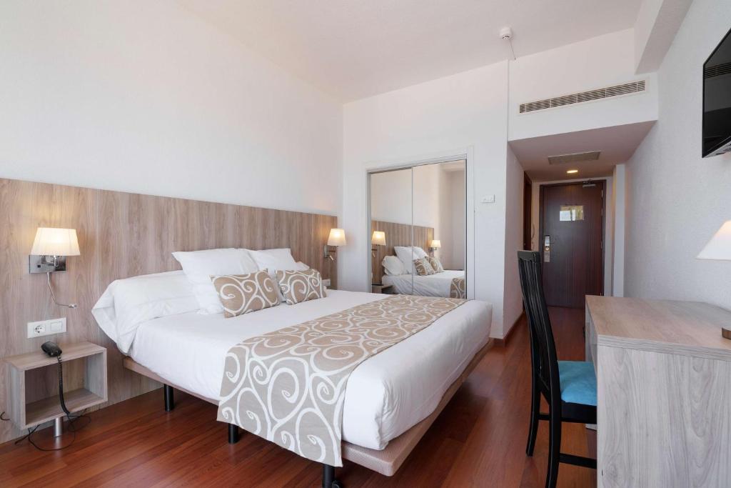 Cama o camas de una habitación en AluaSun Doblemar