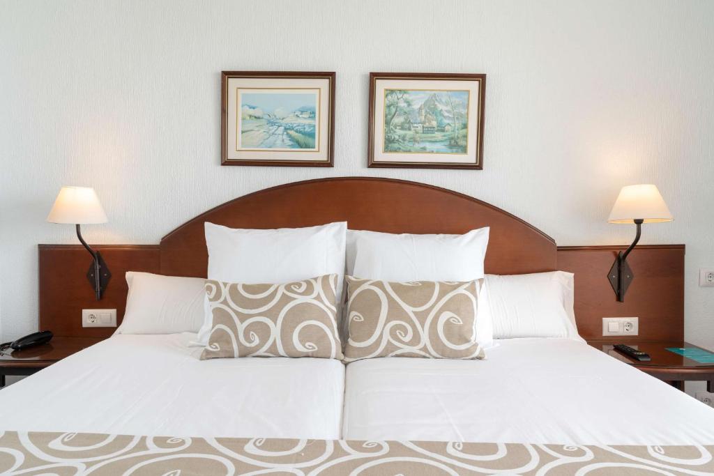 Cama o camas de una habitación en AluaSun Doblemar