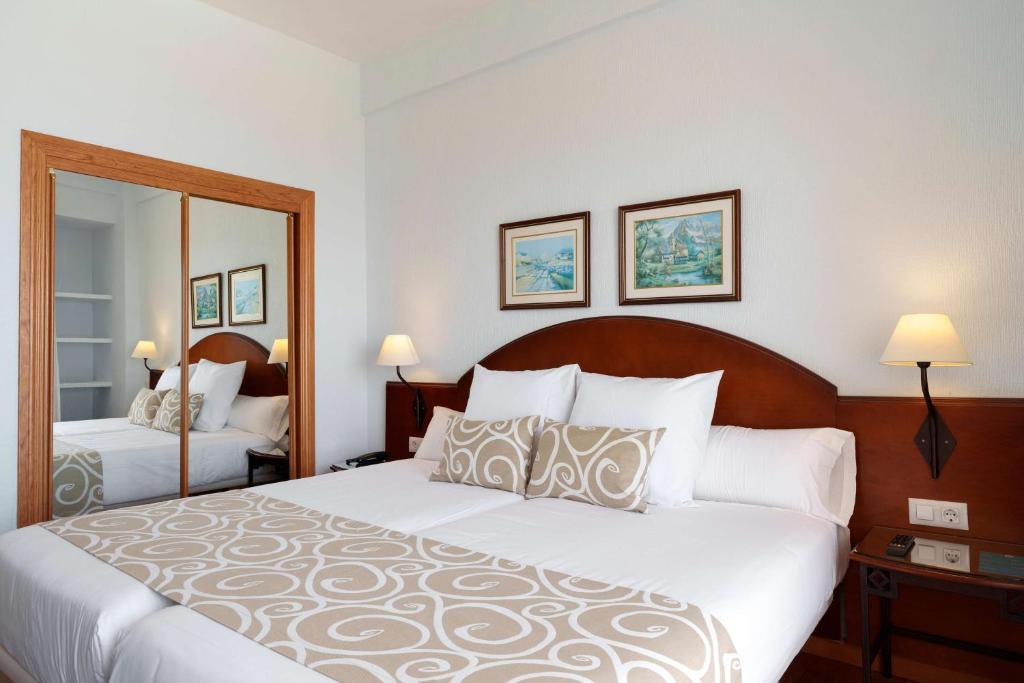 Cama o camas de una habitación en AluaSun Doblemar