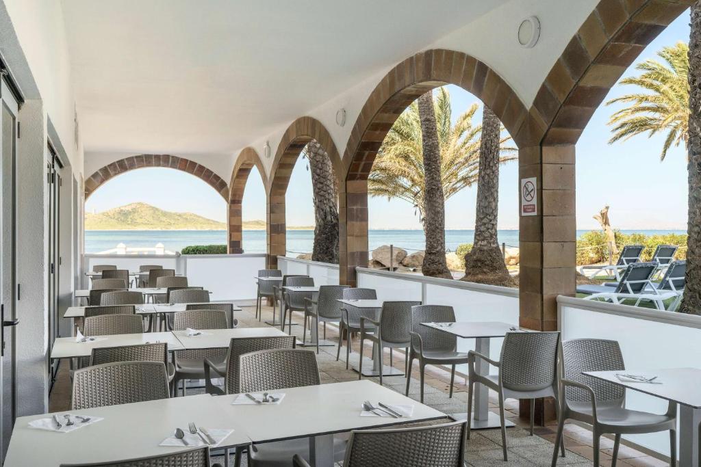 Un restaurante o sitio para comer en AluaSun Doblemar