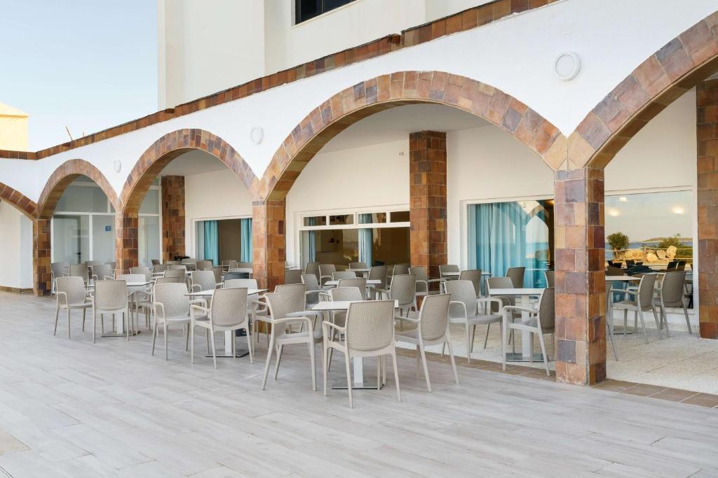 Un restaurante o sitio para comer en AluaSun Doblemar