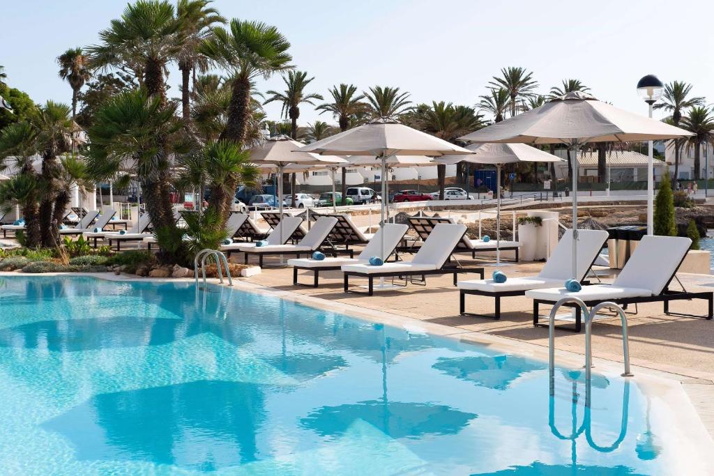 The swimming pool at or close to AluaSoul Menorca - Adults Only
