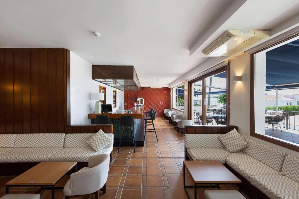A seating area at AluaSoul Menorca - Adults Only