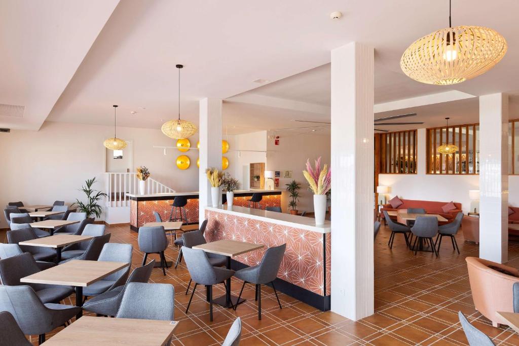 A seating area at AluaSoul Menorca - Adults Only