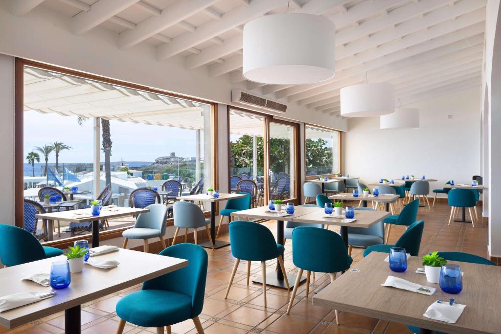 A restaurant or other place to eat at AluaSoul Menorca - Adults Only