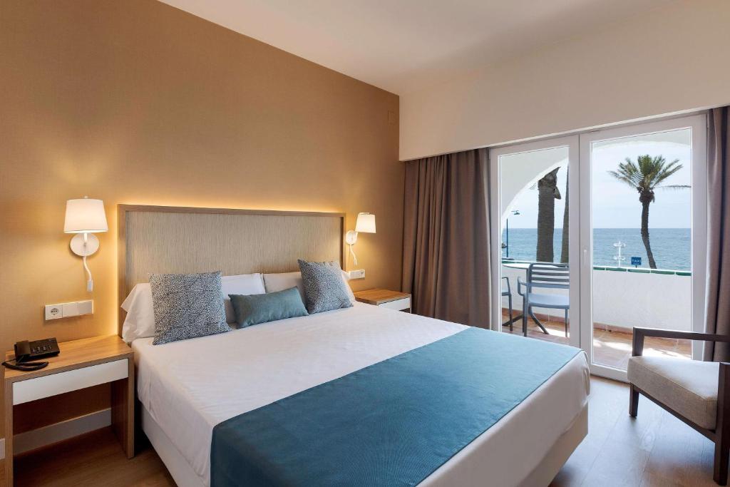 A bed or beds in a room at AluaSoul Menorca - Adults Only