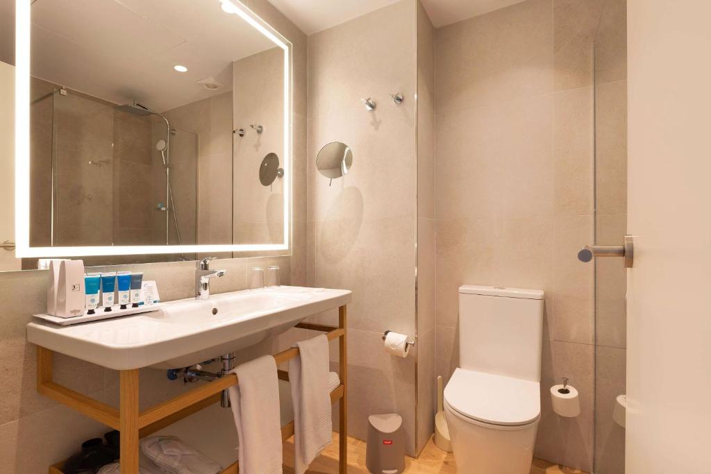 A bathroom at AluaSoul Menorca - Adults Only