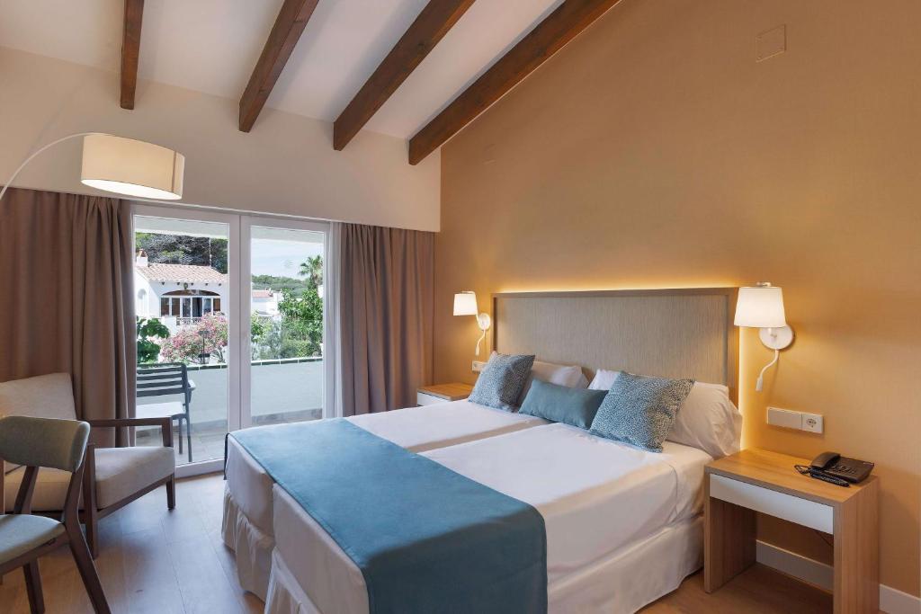 A bed or beds in a room at AluaSoul Menorca - Adults Only