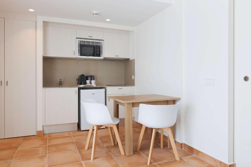 A kitchen or kitchenette at AluaSoul Menorca - Adults Only