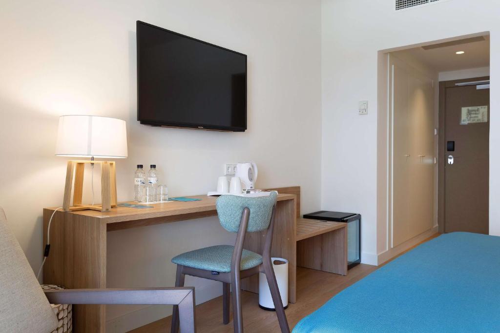A television and/or entertainment centre at AluaSoul Menorca - Adults Only