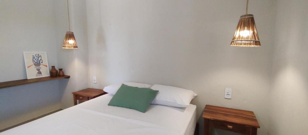 une chambre avec un lit blanc avec deux lumières dans l'établissement Ayamar Kite House - Apto Superior, à Cruz