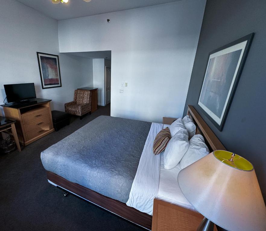 Postel nebo postele na pokoji v ubytování The Met Hotel