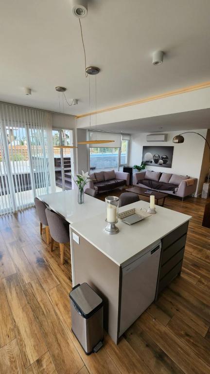 Ruang duduk di SEMIPISO PINAMAR 6 PAX PILE CLIMATIZADA