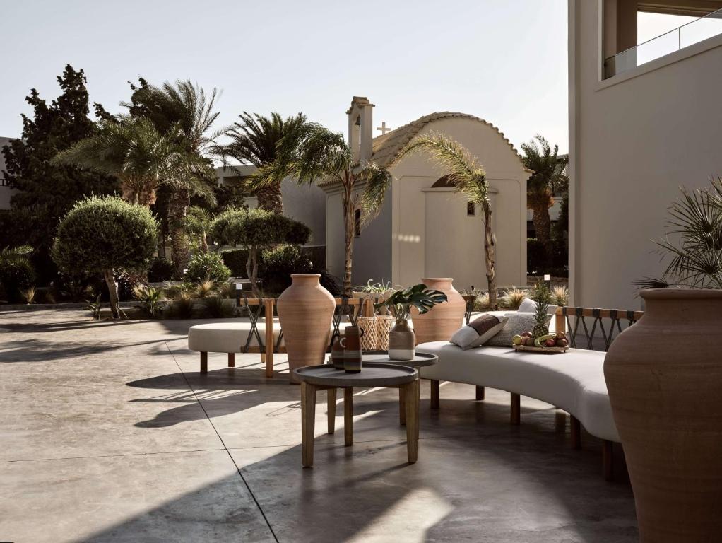 Vonkajšia záhrada v ubytovaní Numo Ierapetra Beach Resort Crete, Adults only, Curio Collection Hilton