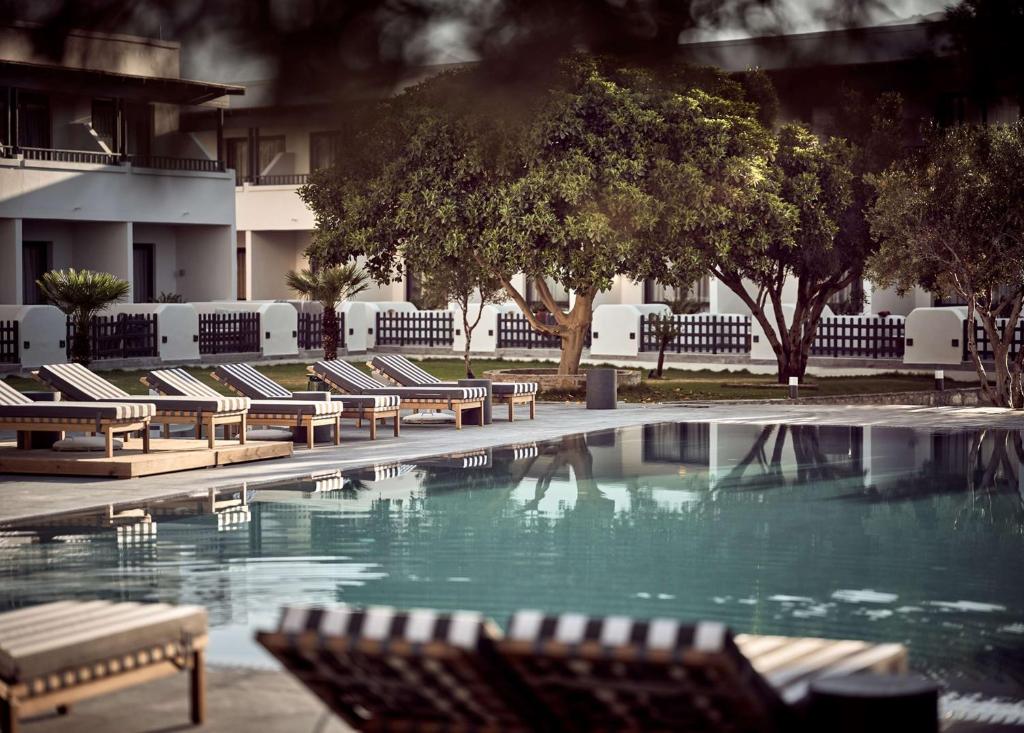 Bazén v ubytovaní Numo Ierapetra Beach Resort Crete, Adults only, Curio Collection Hilton alebo v jeho blízkosti