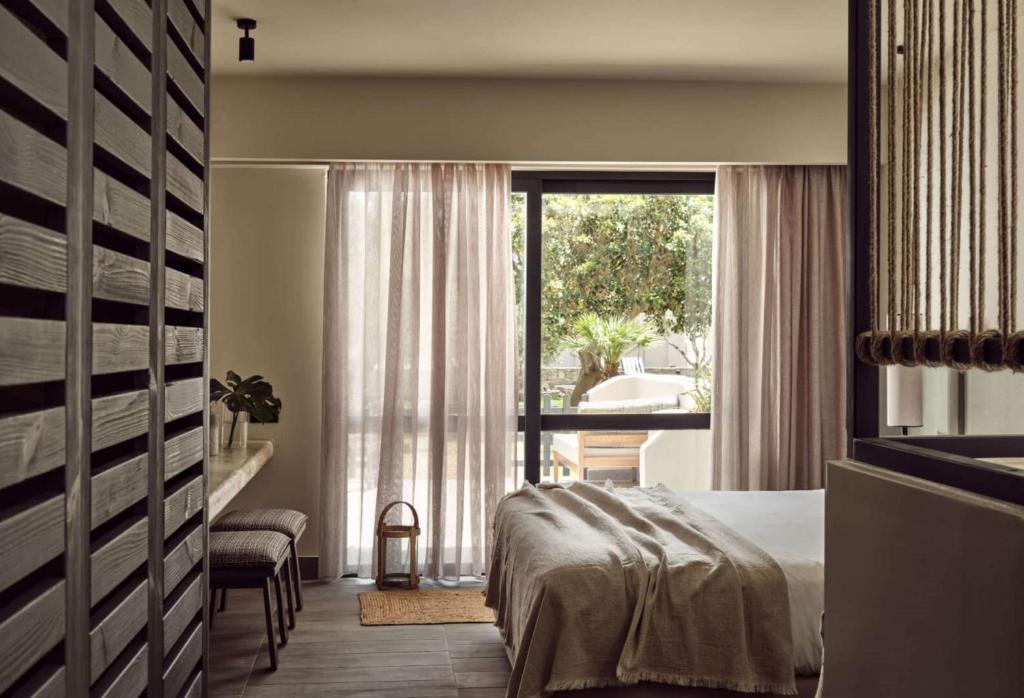 Posteľ alebo postele v izbe v ubytovaní Numo Ierapetra Beach Resort Crete, Adults only, Curio Collection Hilton