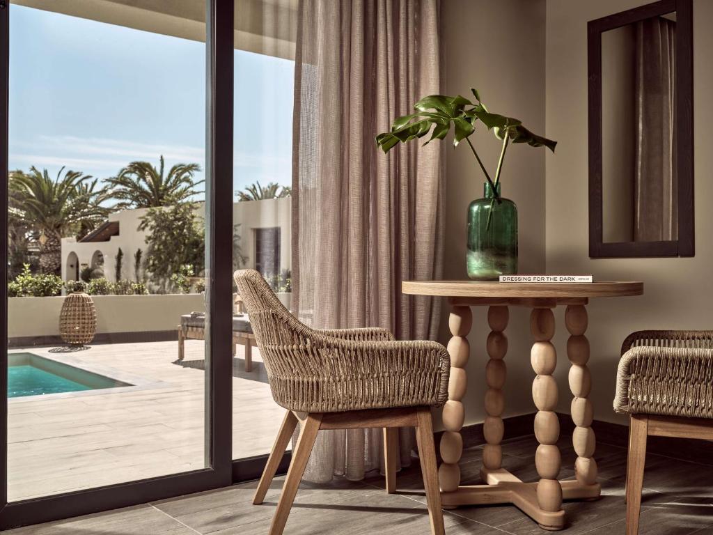 Bazén v ubytovaní Numo Ierapetra Beach Resort Crete, Adults only, Curio Collection Hilton alebo v jeho blízkosti