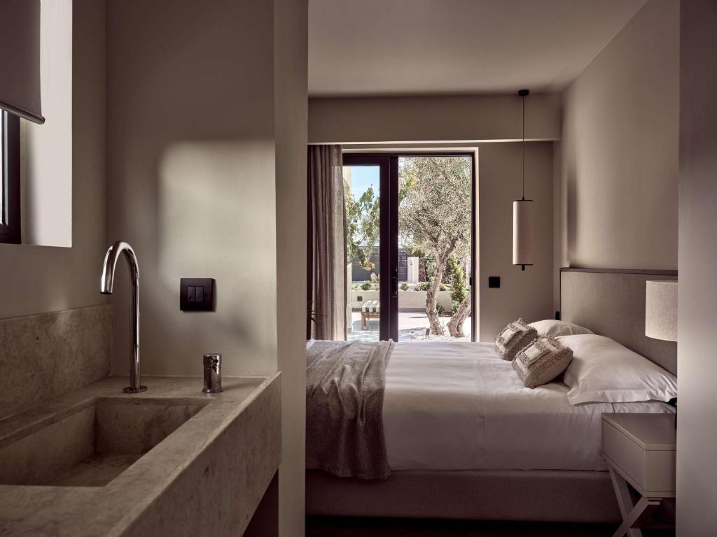 Posteľ alebo postele v izbe v ubytovaní Numo Ierapetra Beach Resort Crete, Adults only, Curio Collection Hilton