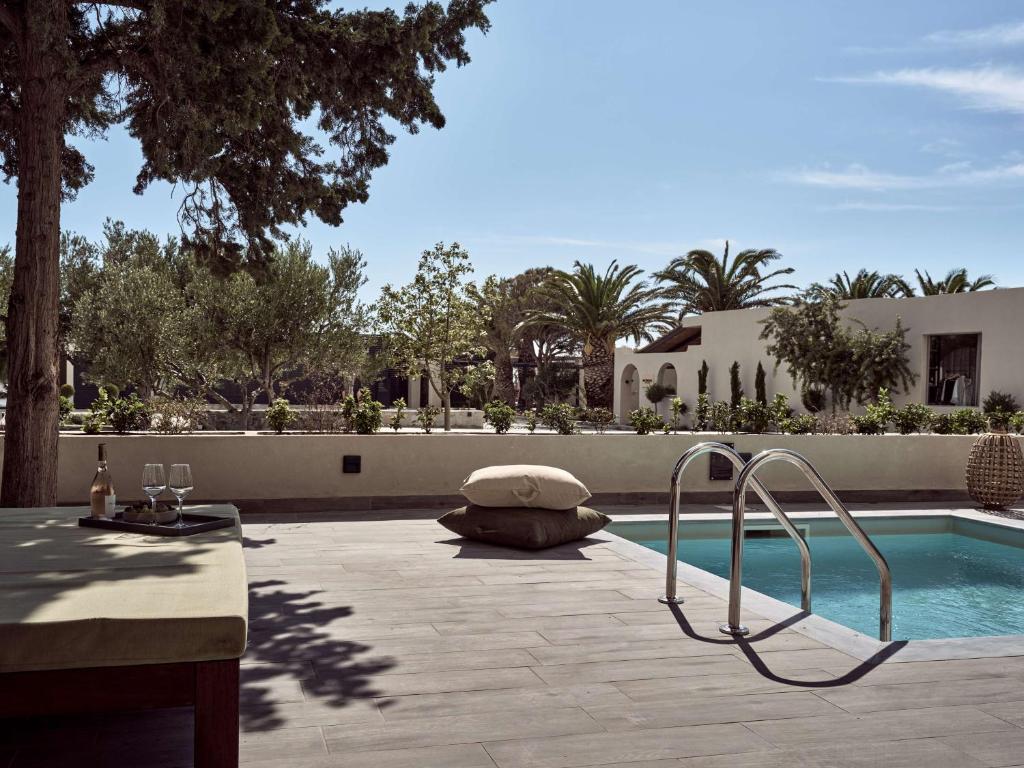 Bazén v ubytovaní Numo Ierapetra Beach Resort Crete, Adults only, Curio Collection Hilton alebo v jeho blízkosti