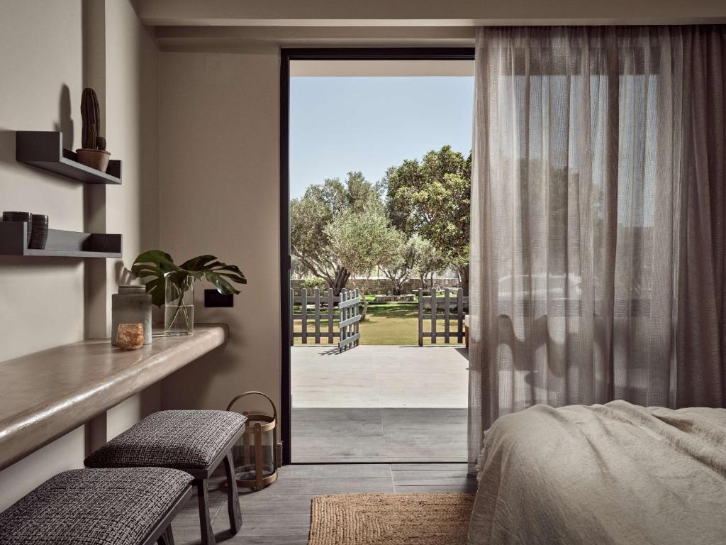 Posteľ alebo postele v izbe v ubytovaní Numo Ierapetra Beach Resort Crete, Adults only, Curio Collection Hilton