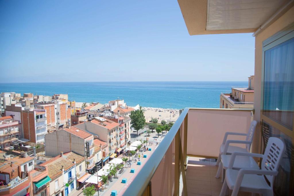 balcón con vistas a la ciudad y al océano en htop Amaika & SPA 4Sup - Adults Only #htopBliss, en Calella