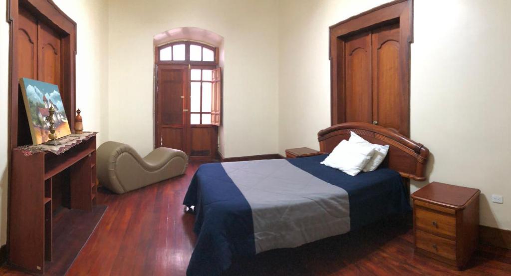 um quarto com uma cama, uma cómoda e uma janela em HOSPEDAJE las PRIMICIAS RIOBAMBA 104 em Riobamba