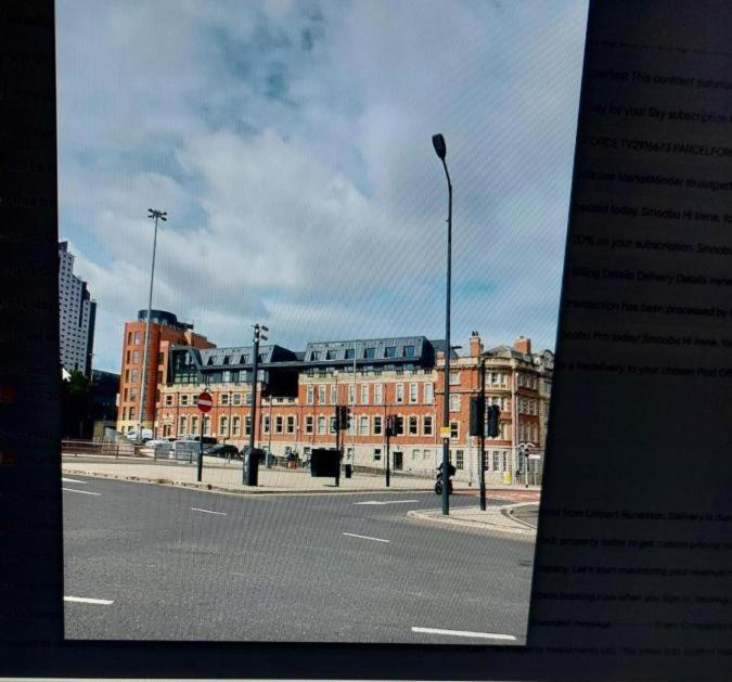 una calle de la ciudad con un gran edificio de ladrillo con luz de la calle en TIB Property Investments, Centenary House, 53 North St, en Leeds