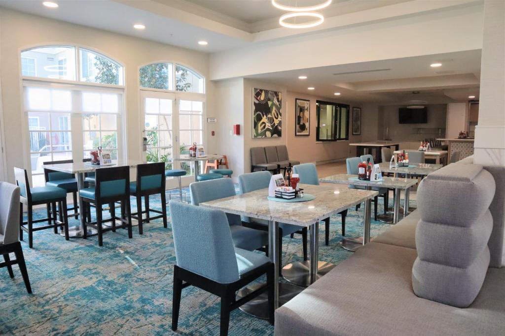 Ein Sitzbereich in der Unterkunft Hilton Garden Inn Calabasas