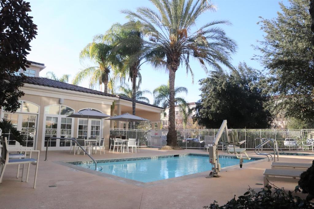 Der Swimmingpool an oder in der Nähe von Hilton Garden Inn Calabasas