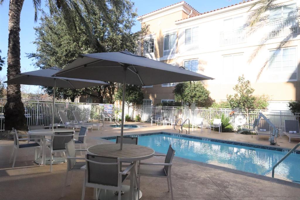 Der Swimmingpool an oder in der Nähe von Hilton Garden Inn Calabasas