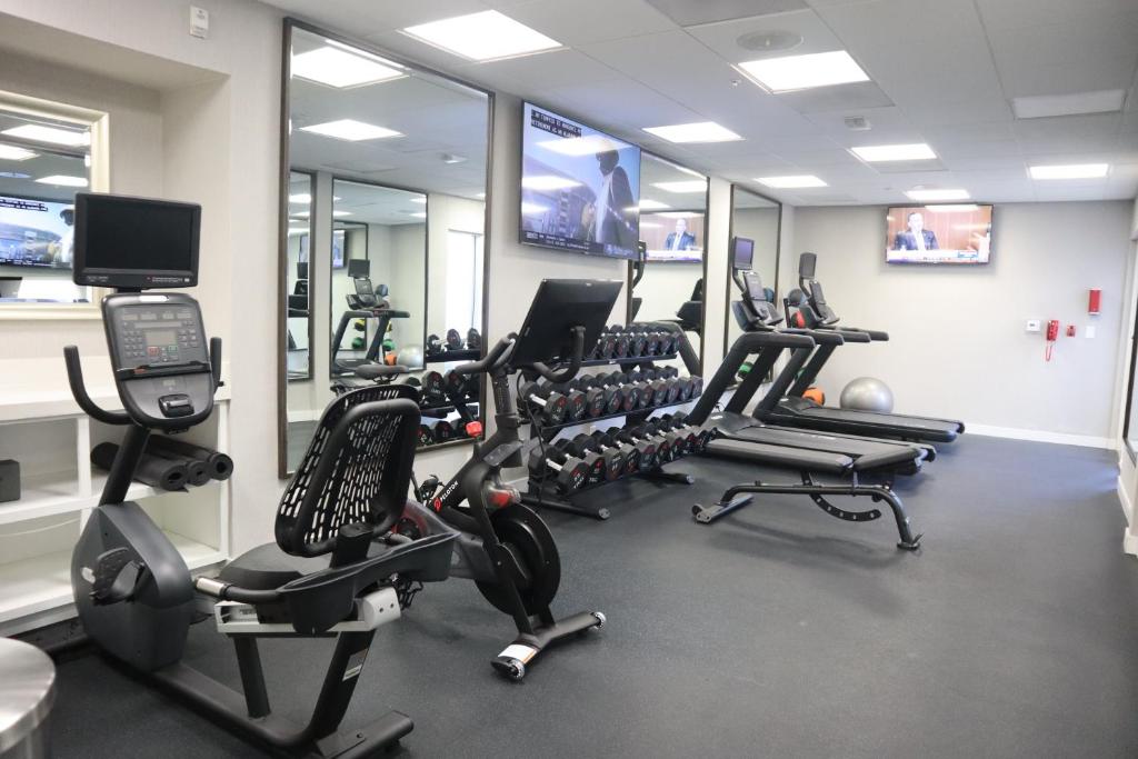 Das Fitnesscenter und&#47;oder die Fitnesseinrichtungen in der Unterkunft Hilton Garden Inn Calabasas