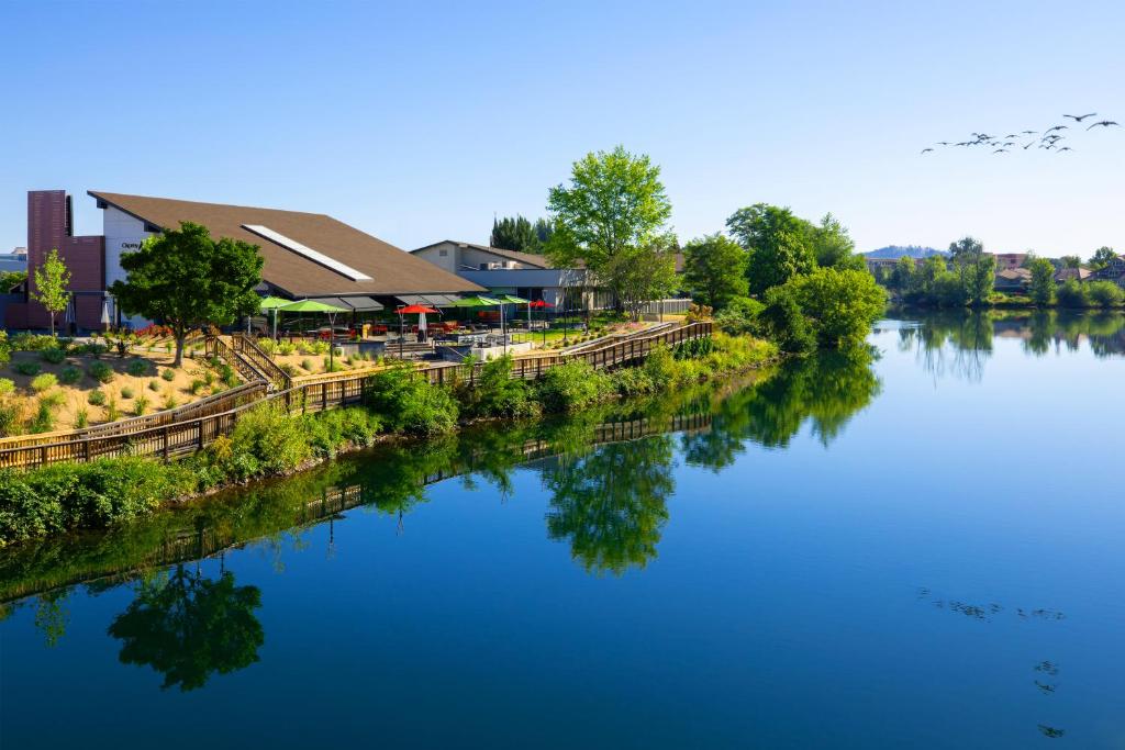 uitzicht op een rivier met een restaurant ernaast bij Ruby River Hotel in Spokane