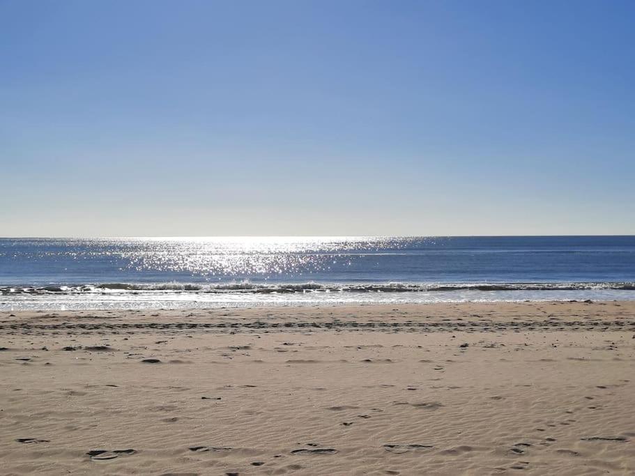 a sandy beach with the ocean in the background at Mi bonito apartamento del Portil in El Portil