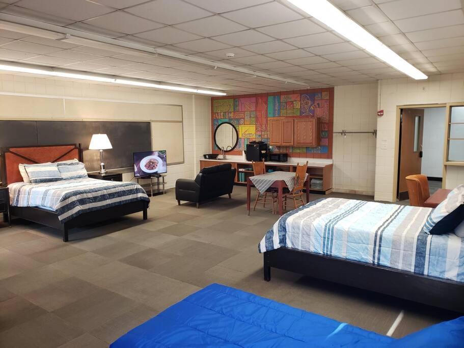 Cette chambre comprend deux lits et un bureau. dans l'établissement Let's Go Old School, 