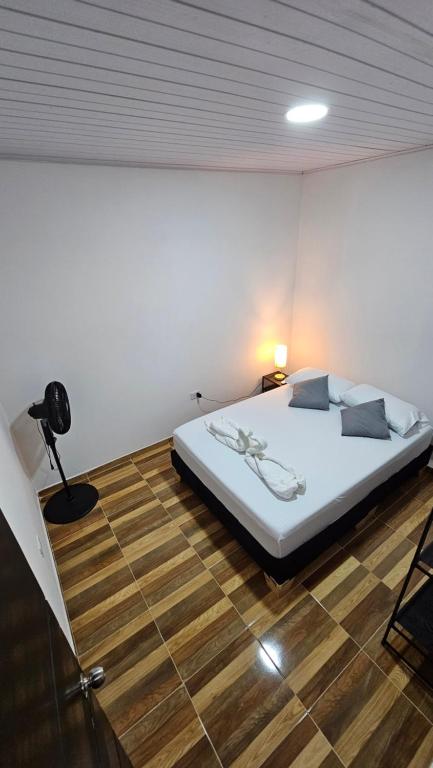 Postel nebo postele na pokoji v ubytování Family Amazon Minimalist